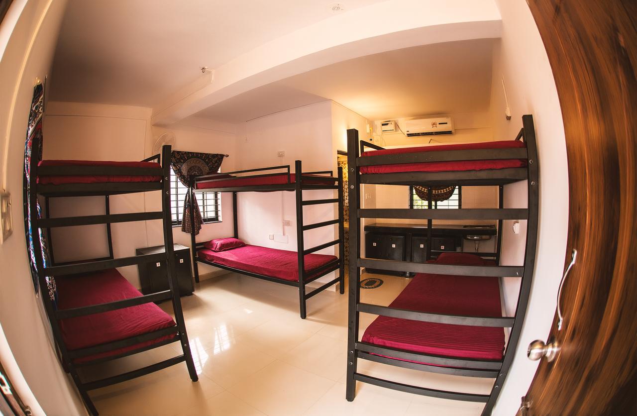 Dreams Hostel ヴァガトール エクステリア 写真