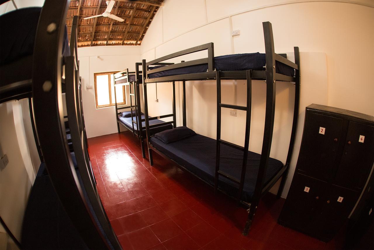 Dreams Hostel ヴァガトール エクステリア 写真