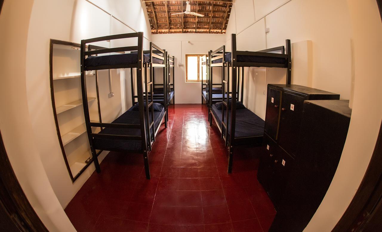 Dreams Hostel ヴァガトール エクステリア 写真