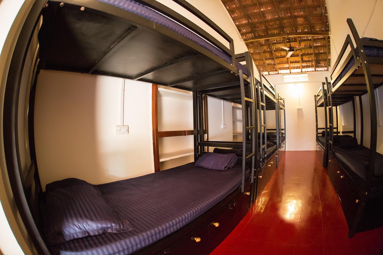 Dreams Hostel ヴァガトール エクステリア 写真