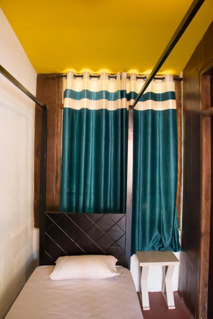 Dreams Hostel ヴァガトール エクステリア 写真